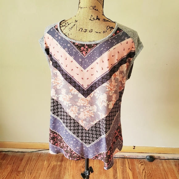 Maurices Gray V-Neck Graphic Print Back Short Sleeve Pullover Blouse Siz… - Picture 2 of 8